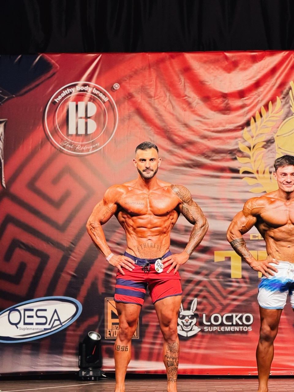 Douglas Paiani no palco em uma competição de Men’s Physique