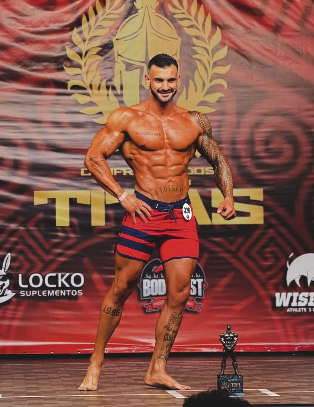 Douglas Paiani com seu troféu de campeão Men’s Physique