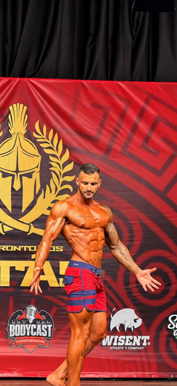 Douglas Paiani apresentando seu físico no palco do campeonato