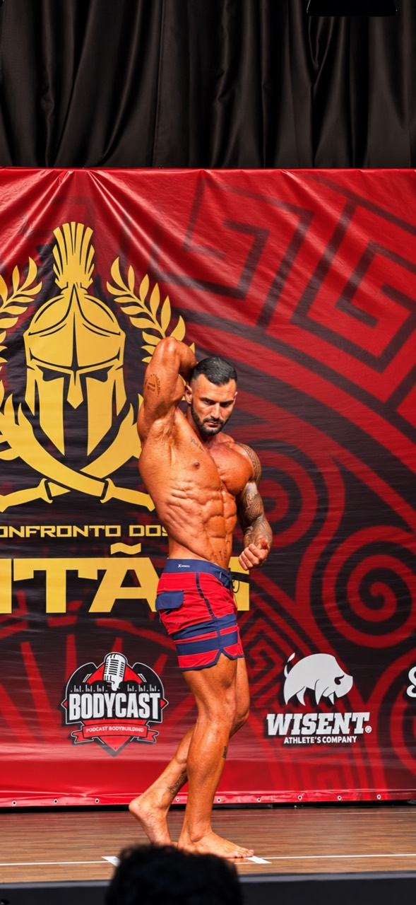 Douglas Paiani em uma pose de competição de fisiculturismo